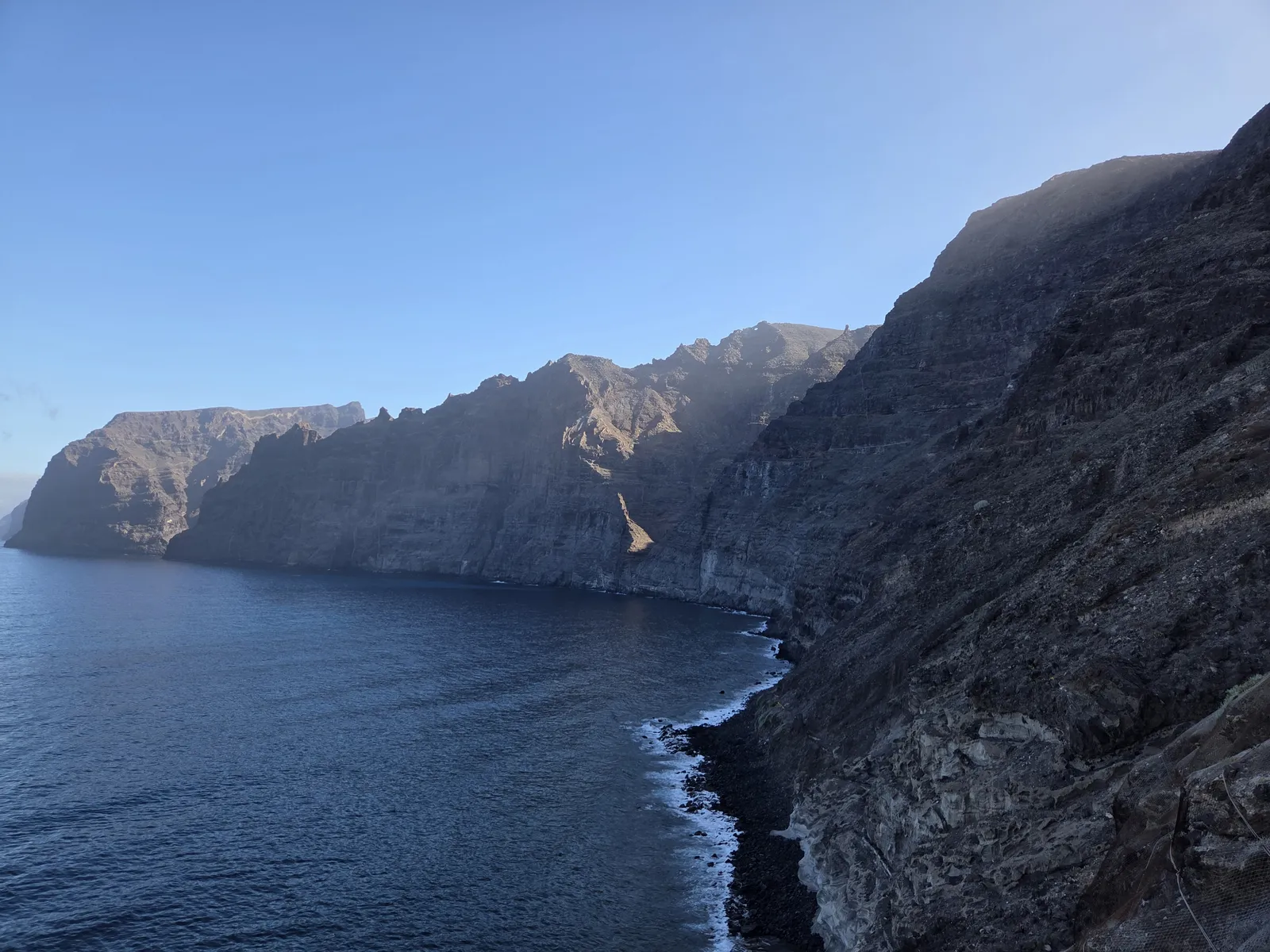 Acantilados de Los Gigantes sobre el océano Atlántico, con paredes rocosas y pequeñas entradas de mar
