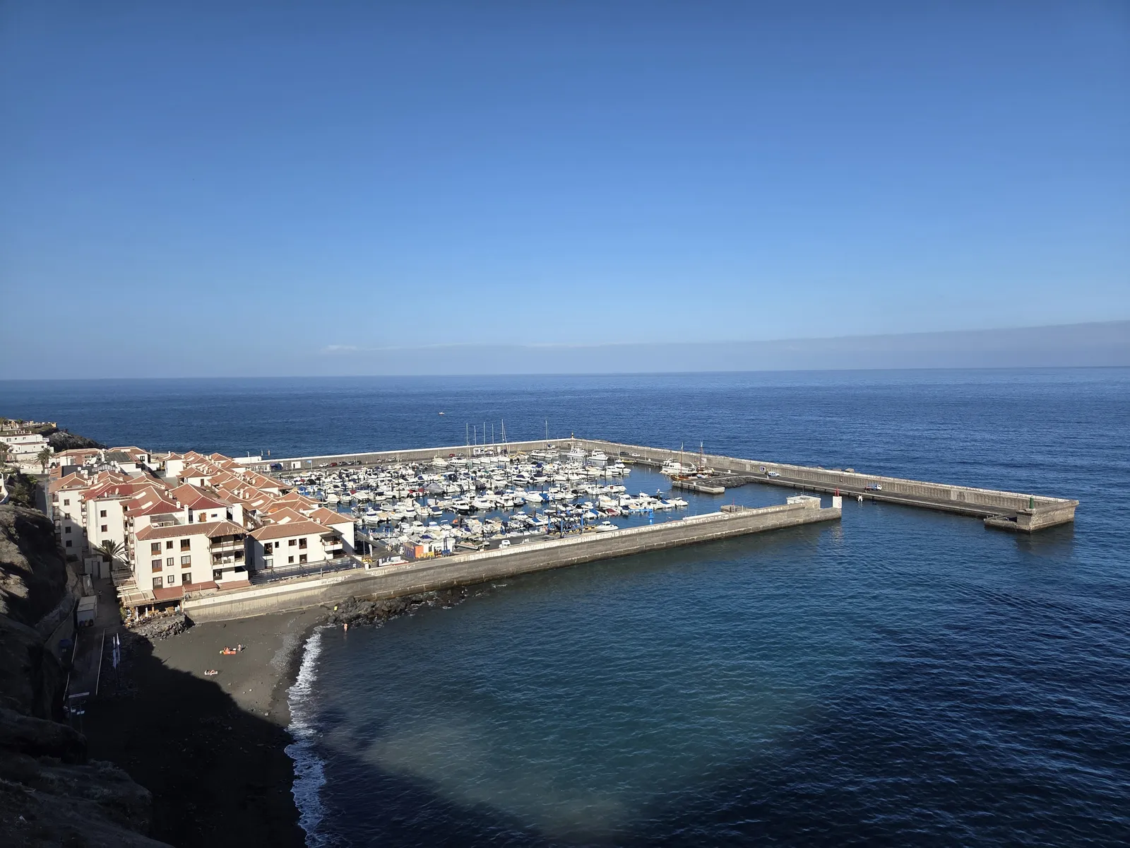 Puerto deportivo de Los Gigantes con embarcaciones, diques y edificios junto al Atlántico